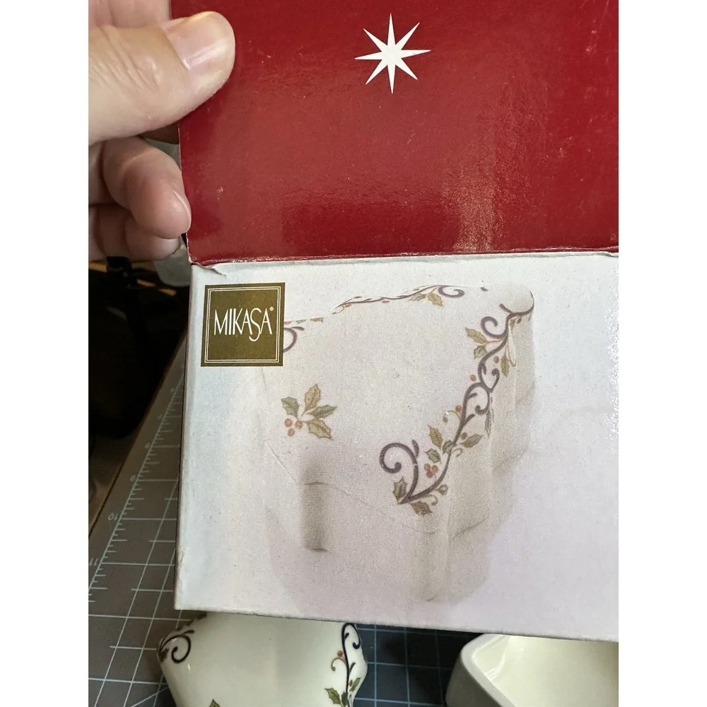 Trinket Box Mikasa Fine Porcelain FK026 Holiday Bloom Covered Christmas Tree 4.5